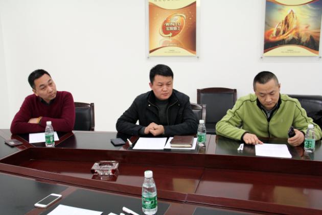 图6、花季传媒免费观看下载广东线销售副总庞永江（左一）、仿古砖销售副总曹刚毅（中）、釉面砖销售副总王虎明（右一）在审评会的的情景.jpg