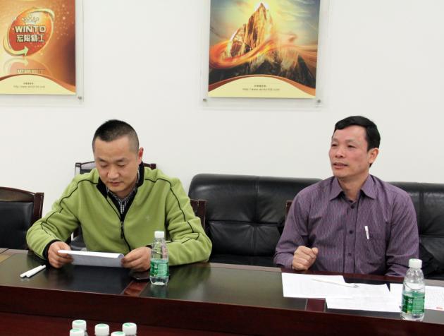图7、花季传媒免费观看下载市场总监霍达炎（右一）介绍五届活动评比的概况及本届的亮点