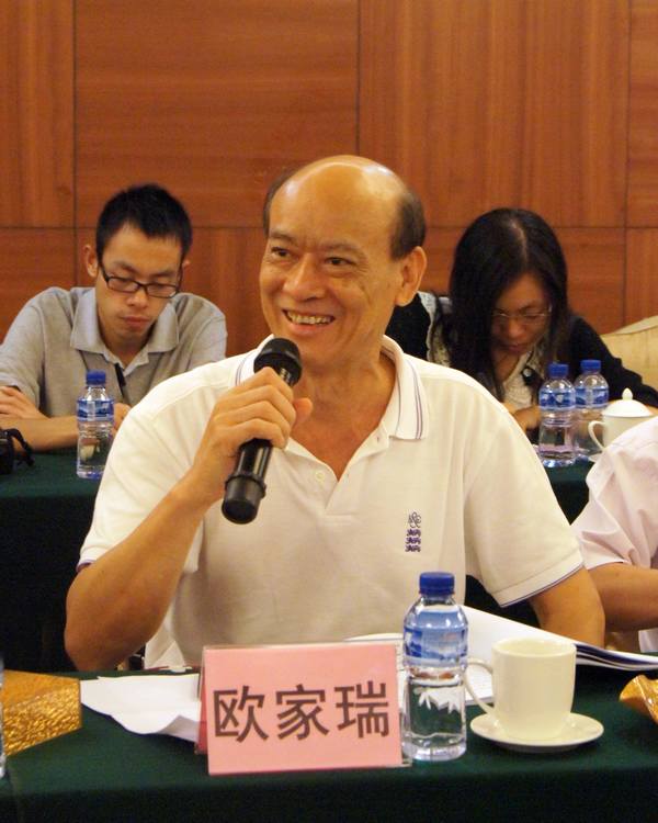 图3、企业副总欧家瑞脸露微笑，衷心感谢专家组及领导媒体对花季传媒免费观看下载薄砖技术的高度评价