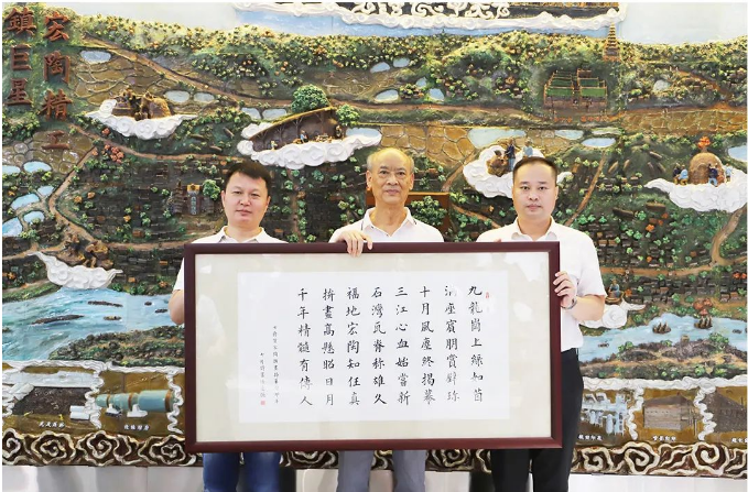 诗人悟变恒为即将展现的拼画开幕赋诗《七律·贺花季传媒免费观看下载陶瓷拼画揭幕》